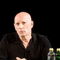 Алвис Херманис объявил об уходе из соцсетей: что дальше?