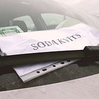 Очень дорогая фотография: в Огре полиция оштрафовала перевозимую на трейлере машину