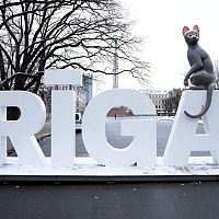 Рига рубит уличную рекламу: флаги — под запрет, витрины — по образцу