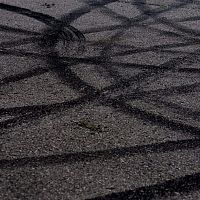 Не делайте так! Водитель BMW в центре Риги решил подрифтить и угодил в припаркованный автомобиль. ВИДЕО Не делайте так! Водитель BMW в центре Риги решил подрифтить и угодил в припаркованный автомобиль. ВИДЕО