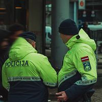 Полиция задержала машину без номеров: за рулем оказалось «живое существо»