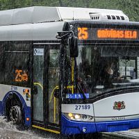 Люди, что с вами? Плачущему ребенку в рижском троллейбусе не захотели помогать