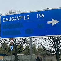 С глаз долой: в Латвии «исправят» знаки с направлениями в Россию