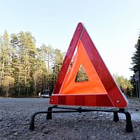В субботу в ДТП на латвийских дорогах погибли 3 человека; в столкновении 3 автомашин пострадал ребёнок