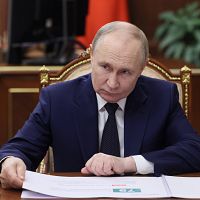 Госдума РФ дала Путину право на военную защиту россиян за рубежом