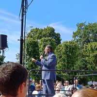 «Шабаш в самом святом месте для латышей»: часть общества возмущается словами Шлесерса по-русски