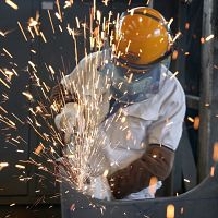 Водить трактор, паять провода, устанавливать унитазы: вещи, которые наша молодёжь не хочет и не будет делать