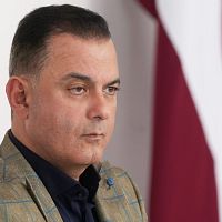 «Когда хлопала дверь, я слышал взрыв»: Абу Мери делится опытом жизни в условиях войны