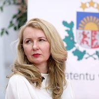 Упала и сломала руку: министр серьезно пострадала на скользкой лестнице