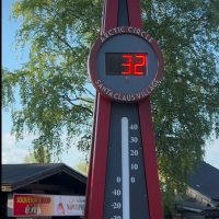 В Деревне Санта-Клауса + 32. Санта вспотел!