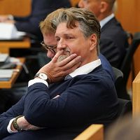 «Пенсия по выгоранию?» Депутат Стендзениекс интересуется, откуда пенсия у депутата Шуваева