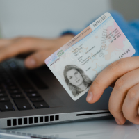 И по беженцам из Украины ударит: Сейм планирует отнимать временные ВНЖ у нарушителей