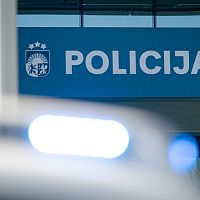 Пьяный гонщик: водитель попытался сбежать через дворы в Плявниеки (ВИДЕО) Пьяный гонщик: водитель попытался сбежать через дворы в Плявниеки (ВИДЕО)