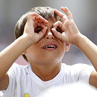 Наши дети уже не различают реальность и смартфон? Ребёнок «увеличивал» птицу в окне