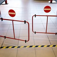 Сметают всё: как народ расхватывает товары в Rimi перед закрытием т/ц Mols. ВИДЕО