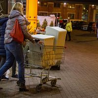 «Меня чуть воровкой не сделали»: покупатели жалуются на продавцов и охранников