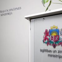 Не могут или не хотят? В Минобрнауки полмесяца ищут список школ, куда ушли дорогие компьютеры