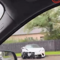 Очевидец о разбитом McLaren на улице Карля Улманя: водитель дал газу на мокрой дороге Очевидец о разбитом McLaren на улице Карля Улманя: водитель дал газу на мокрой дороге