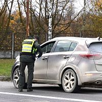 В Литве задержали двух юных эстонок: везли нелегалов из Латвии, — одного в багажнике