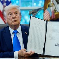 Rolex и именной слиток: как Швейцария добилась снижения пошлин от президента США Rolex и именной слиток: как Швейцария добилась снижения пошлин от президента США