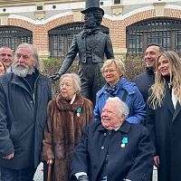 Пушкин жил, Пушкин жив: автор рижской скульптуры установил памятник в Париже