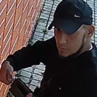 Полиция просит помощи: в розыске человек у пакомата (ФОТО)