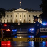 Стрельба у Белого дома: двое нацгвардейцев США тяжело ранены Стрельба у Белого дома: двое нацгвардейцев США тяжело ранены