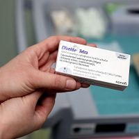 Сгорели миллионы евро. В Латвии сожгли лишние вакцины от Covid-19