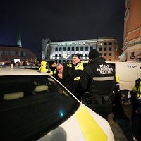 За спинами полиции: во время митинга один человек вышел с плакатом против ЛГБТ. ФОТО За спинами полиции: во время митинга один человек вышел с плакатом против ЛГБТ. ФОТО