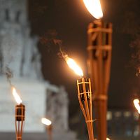 Сотни факелов: латвийцы прошли с огнем по Риге в честь Дня Лачплесиса (ФОТО)