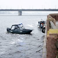 Спасатели подняли тело женщины, но авто останется в реке Спасатели подняли тело женщины, но авто останется в реке