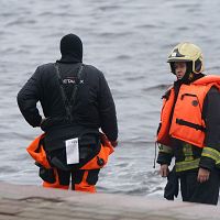 В утонувшей в Даугаве машине была женщина за рулем. Поиски продолжаются