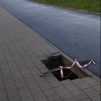 «Ночью туда можно спокойно улететь»: в Иманте образовался провал на велодорожке (ФОТО, ВИДЕО)