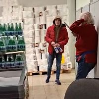 Бутылкой — по голове! Алкаш напал на продавца в Mere (ВИДЕО) Бутылкой — по голове! Алкаш напал на продавца в Mere (ВИДЕО)