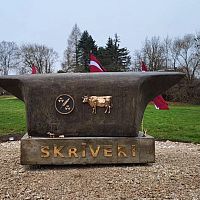 Самый сладкий памятник. В Скривери поставили бронзовую «коровку»