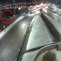 На всей скорости: полиция опубликовала видео инцидента с утонувшей в Даугаве машиной