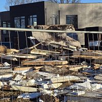 «Домик собрался в тёплые края!» Рижане неудомевают — в Биерини сносят совсем новый дом