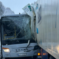 Лобовое столкновение: на скользкой дороге грузовик столкнулся с автобусом