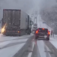 Кто свидетели? Снежное ДТП сегодня под Лигатне (ВИДЕО)