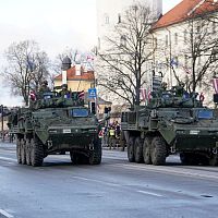 Военный парад на набережной Даугавы собрал тысячи зрителей (ФОТО, ВИДЕО)