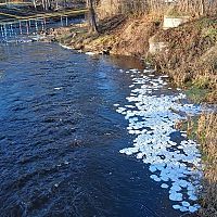 Что это?! Жителей Иецавы напугали круги на воде