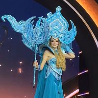 «Снегурочка» в Таиланде: костюм участницы «Мисс Вселенная» ассоциируется с русскими сказками