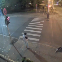 Жестокое нападение на иностранца в центре Риги: прямо под камерами (ВИДЕО)