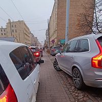 «Вы бы пустили детей в школу по такой велополосе?» Опасное место в центре Риги «Вы бы пустили детей в школу по такой велополосе?» Опасное место в центре Риги