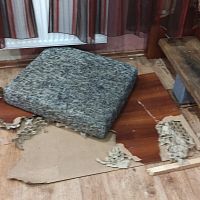 Сломанные двери, дыры в стенах: ночь в гостевом доме превратилась в кошмар