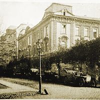 Первые рижские такси, первые показы мод: как это всё начиналось?