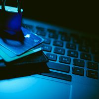 Сотни молодых латвийцев были денежными мулами: полиция снова поймала мошенников