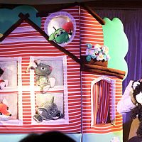 Кукольные спектакли на русском языке: новогодняя премьера о Солнышке, снежных человечках и Снегурочке