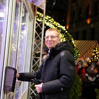 Может поделитесь своей зарплатой? Мать четверых попросила денег у президента Может поделитесь своей зарплатой? Мать четверых попросила денег у президента