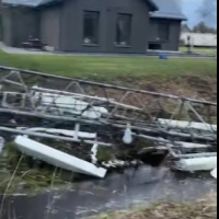 «Могли остаться без дома в праздник!» Ветер повалил вышку связи в Лапмежциемсе (ВИДЕО)